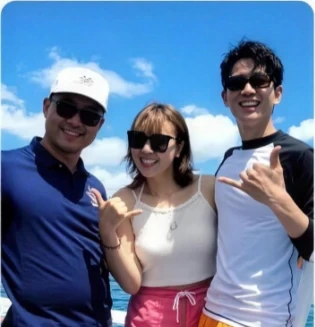 YouTubers Enjoy Couple